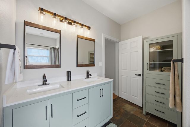 123 Meadowood DR, Elgin, TX 78621