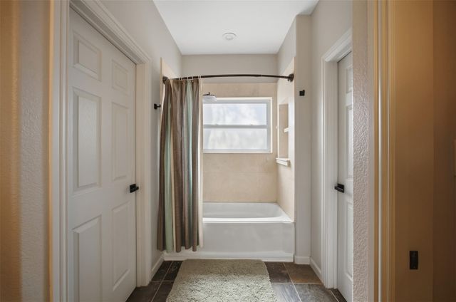 123 Meadowood DR, Elgin, TX 78621