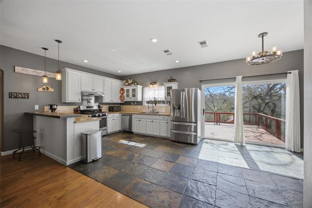 123 Meadowood DR, Elgin, TX 78621