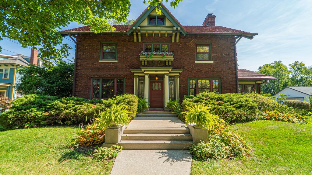 498 S Court Street, Crown Point, IN 46307