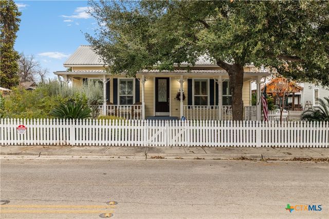 260 N Santa Clara Avenue, New Braunfels, TX 78130