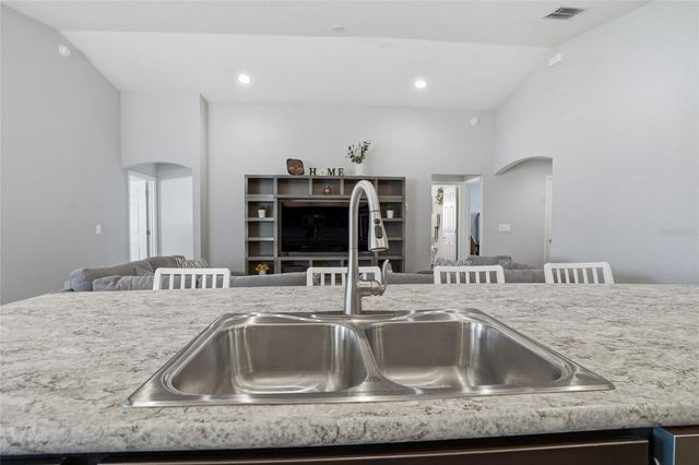 6872 GIDEON CIRCLE, Zephyrhills, FL 33541