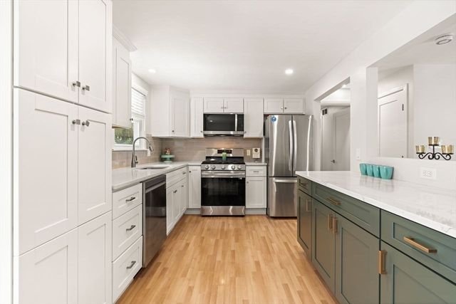 15 Weathervane Road, Billerica, MA 01821