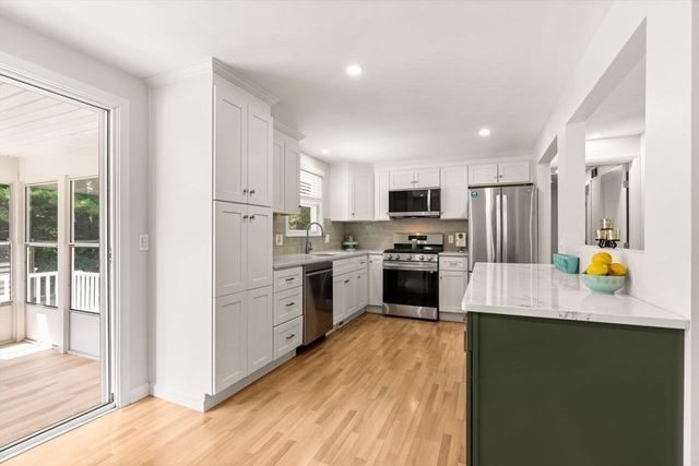 15 Weathervane Road, Billerica, MA 01821