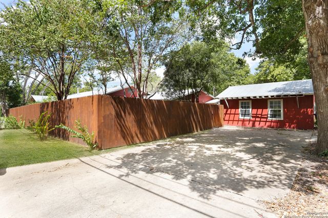 951 W Coll Street, New Braunfels, TX 78132