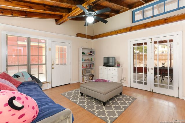 951 W Coll Street, New Braunfels, TX 78132