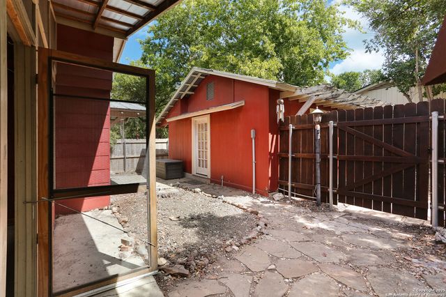 951 W Coll Street, New Braunfels, TX 78132