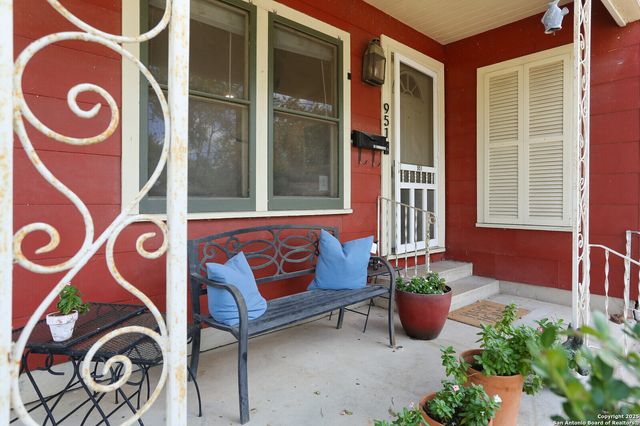 951 W Coll Street, New Braunfels, TX 78132