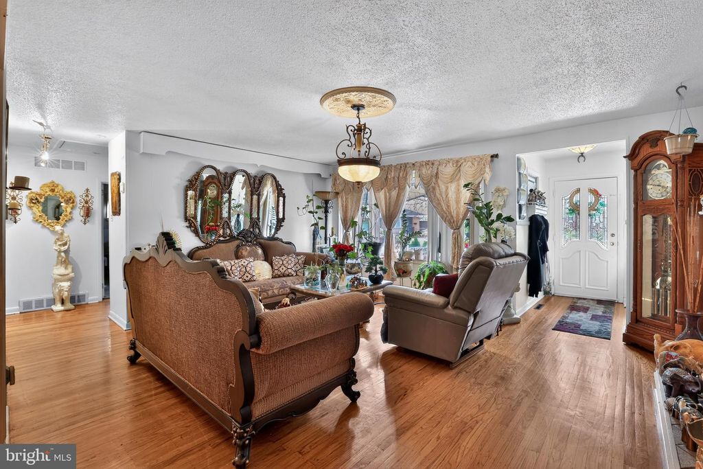 6025 FORREST AVE, PENNSAUKEN, NJ 08110 — exterior