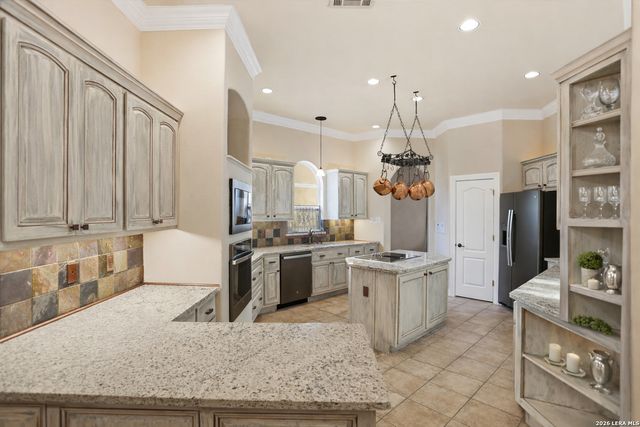 8218 PLUM VALLEY DR, San Antonio, TX 78255