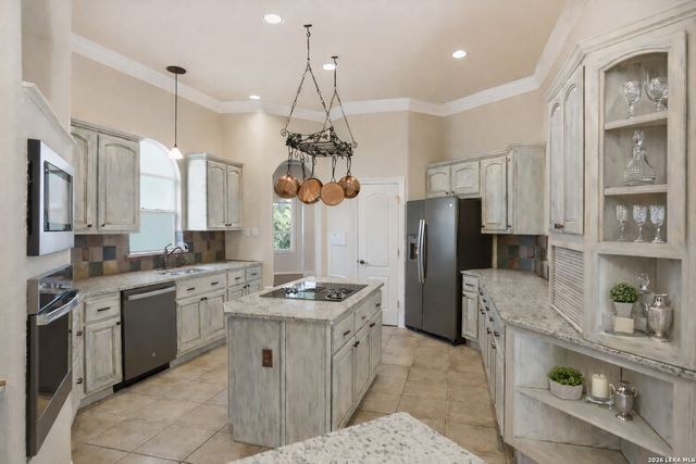 8218 PLUM VALLEY DR, San Antonio, TX 78255