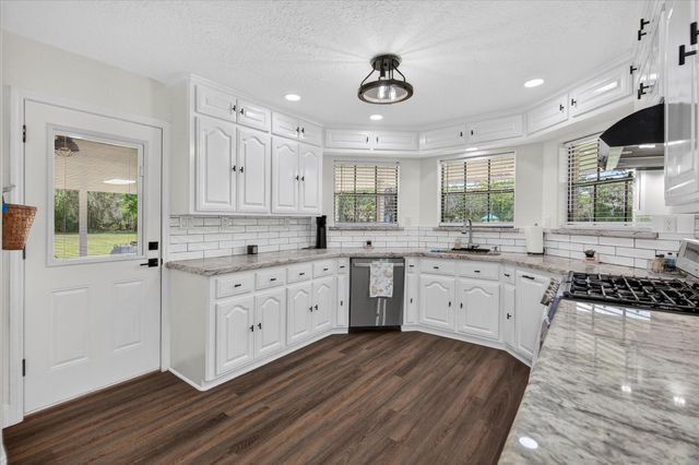 159 County Road 611a, Angleton, TX 77515