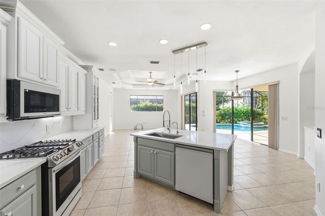 6611 CHICKADEE LANE, Bradenton, FL 34202