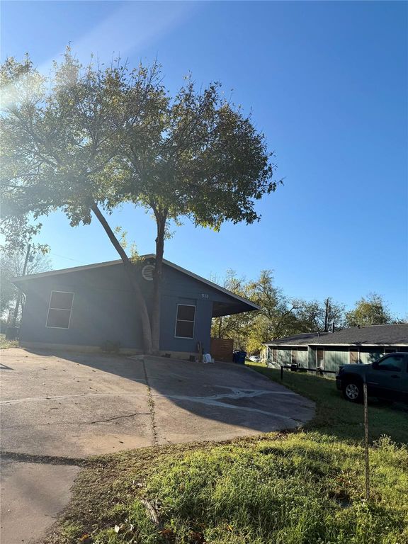 511 Central Ave A, Elgin, TX 78621