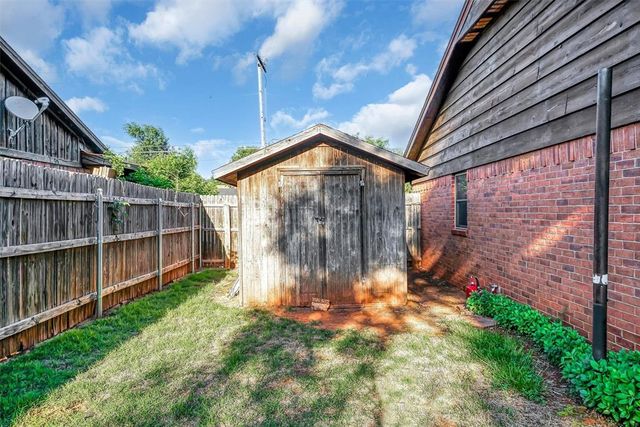 1108 S 13th Street, Clinton, OK 73601