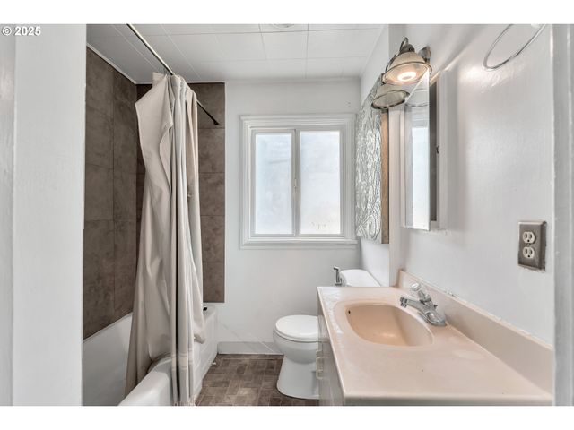 8451 Se BUSH St, Portland, OR 97266