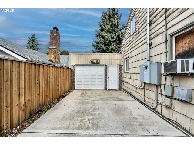 8451 Se BUSH St, Portland, OR 97266