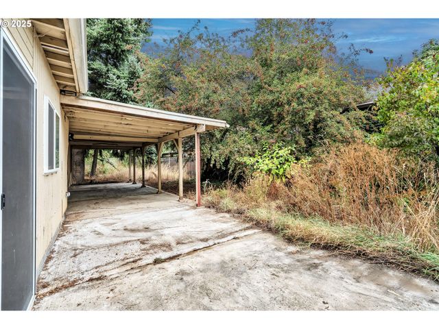 8451 Se BUSH St, Portland, OR 97266