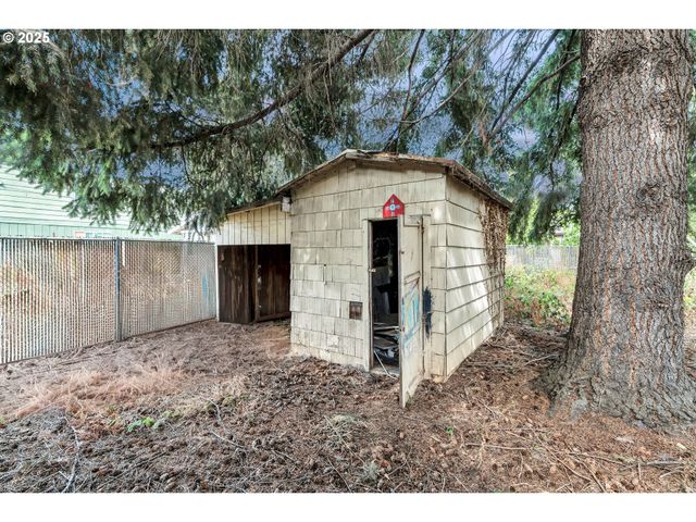 8451 Se BUSH St, Portland, OR 97266