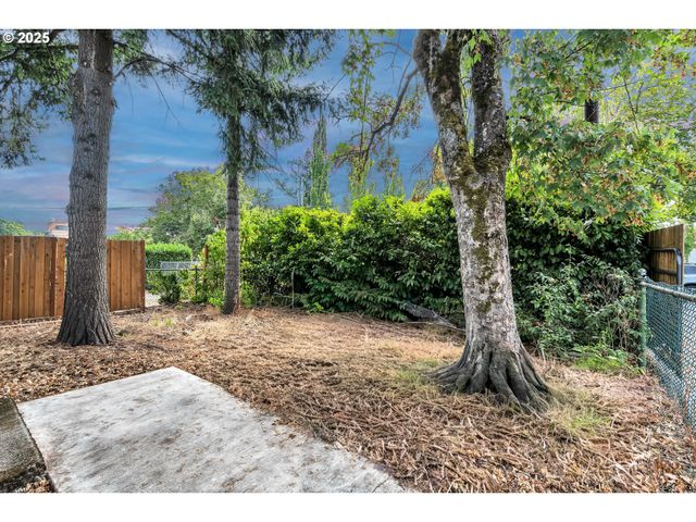 8451 Se BUSH St, Portland, OR 97266