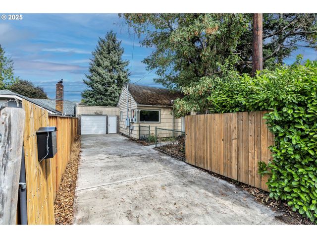 8451 Se BUSH St, Portland, OR 97266