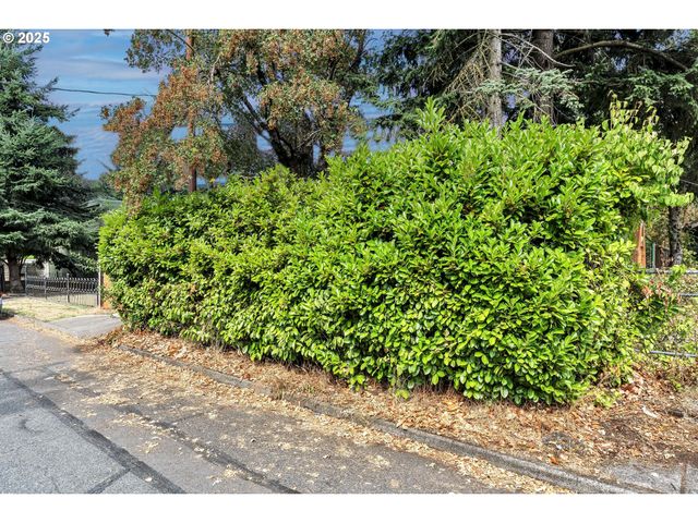 8451 Se BUSH St, Portland, OR 97266