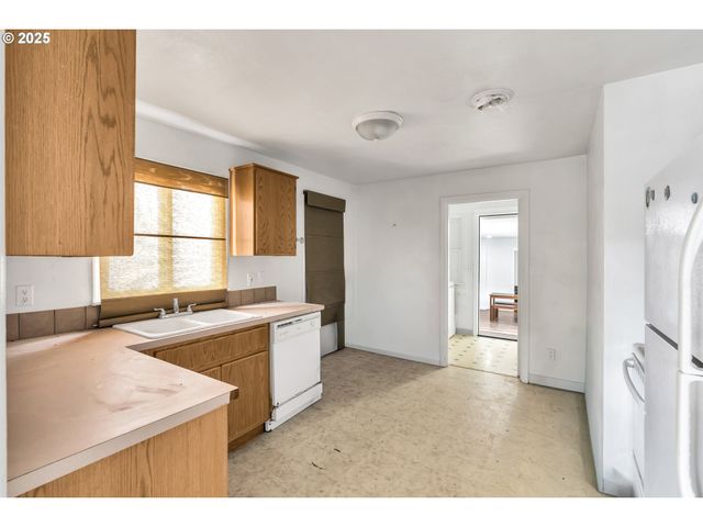 8451 Se BUSH St, Portland, OR 97266