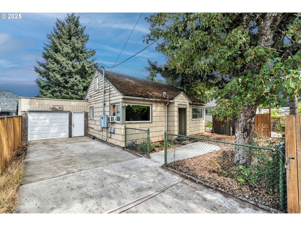 8451 Se BUSH St, Portland, OR 97266