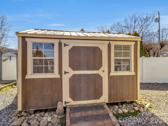 225 Pike Point, Waynesville, NC 28785