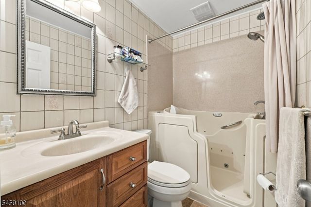 60 Comanche Ave, Rockaway Twp., NJ 07866