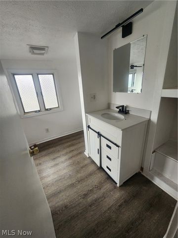 1367 Elmwood Avenue SW, North Canton, OH 44720