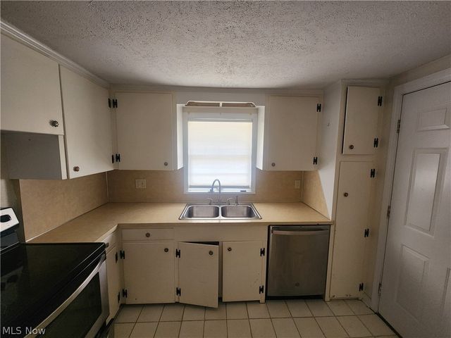 1367 Elmwood Avenue SW, North Canton, OH 44720