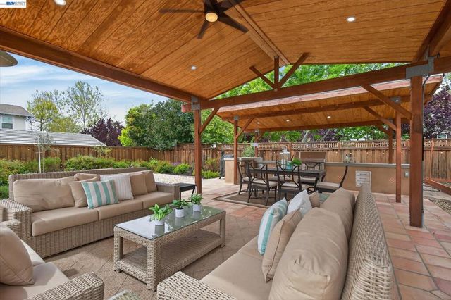 3001 Lusitana Dr, Livermore, CA 94550