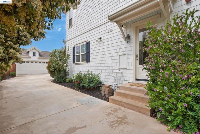 3001 Lusitana Dr, Livermore, CA 94550