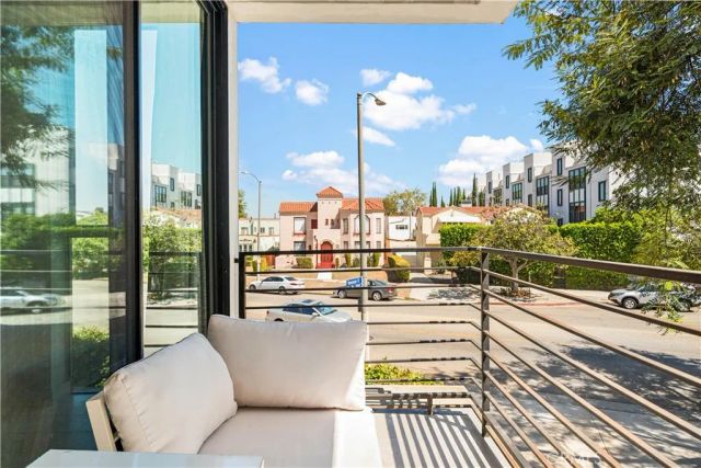 5151 W Redondo Court, Los Angeles, CA 90019