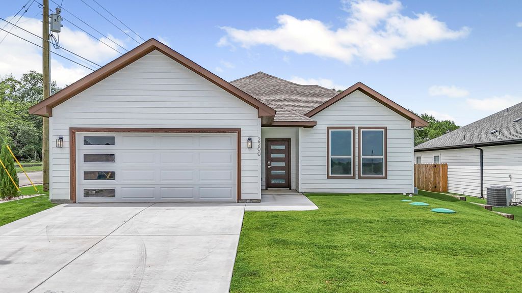 2200 Pedernales Court, Granbury, TX 76048