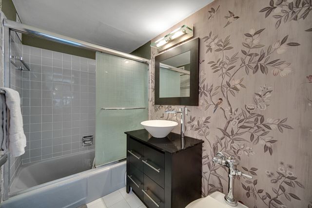 850 N Dewitt Place 17H, Chicago, IL 60611