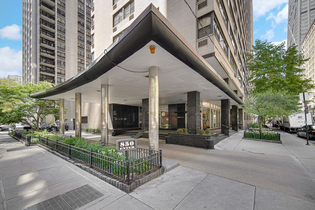 850 N Dewitt Place 17H, Chicago, IL 60611