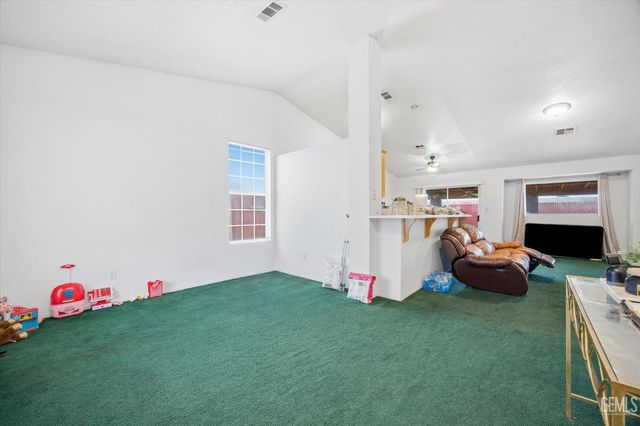 2114 Foxglove Court, Bakersfield, CA 93304