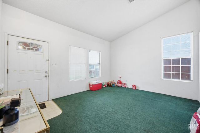 2114 Foxglove Court, Bakersfield, CA 93304