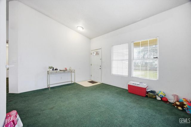 2114 Foxglove Court, Bakersfield, CA 93304