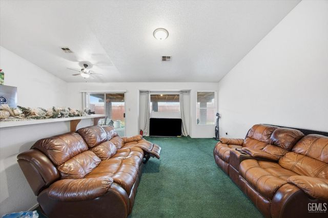 2114 Foxglove Court, Bakersfield, CA 93304