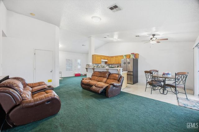 2114 Foxglove Court, Bakersfield, CA 93304