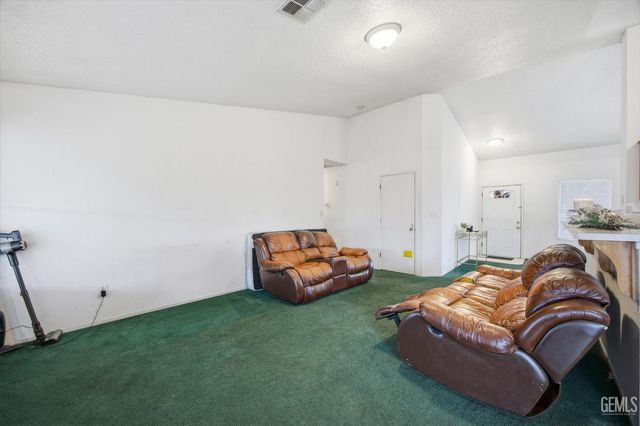 2114 Foxglove Court, Bakersfield, CA 93304