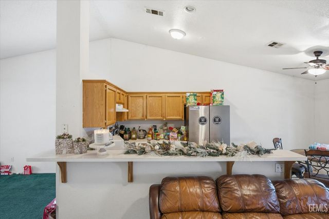 2114 Foxglove Court, Bakersfield, CA 93304