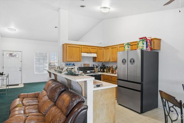 2114 Foxglove Court, Bakersfield, CA 93304