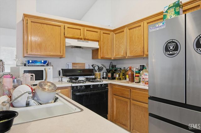 2114 Foxglove Court, Bakersfield, CA 93304