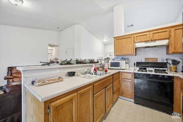 2114 Foxglove Court, Bakersfield, CA 93304