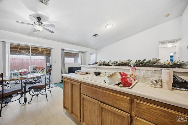 2114 Foxglove Court, Bakersfield, CA 93304