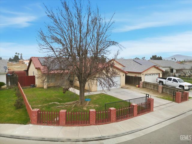 2114 Foxglove Court, Bakersfield, CA 93304
